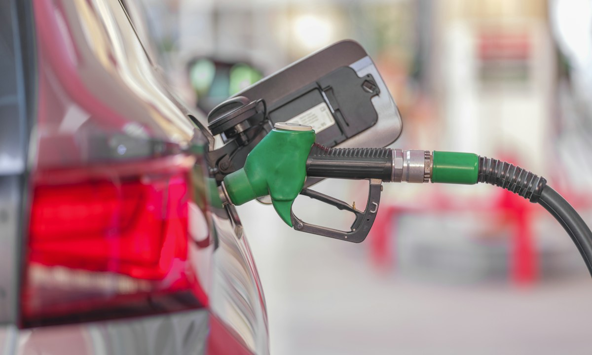 Fuel nozzle connected to a vehicle